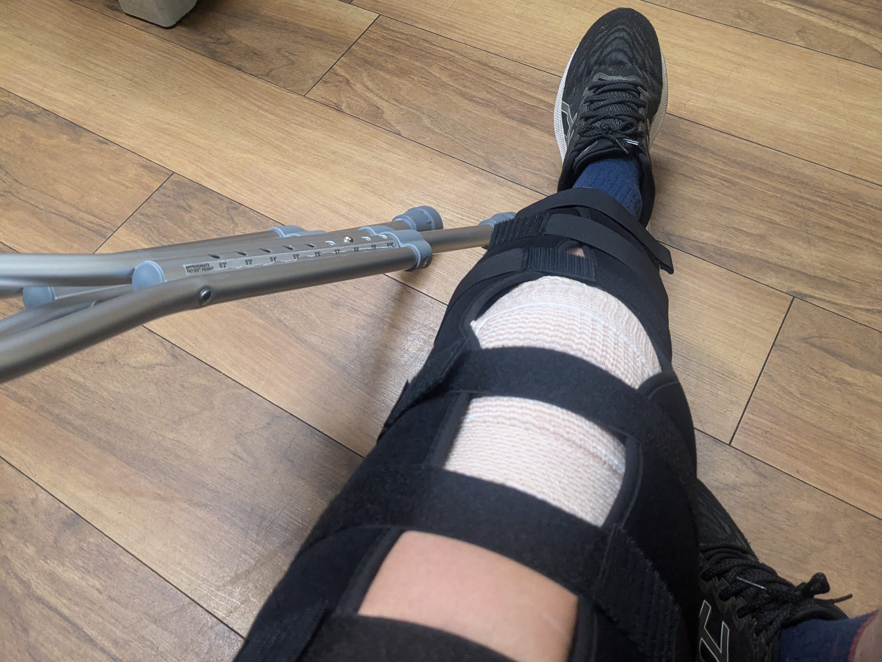 A leg in a knee imobilizer